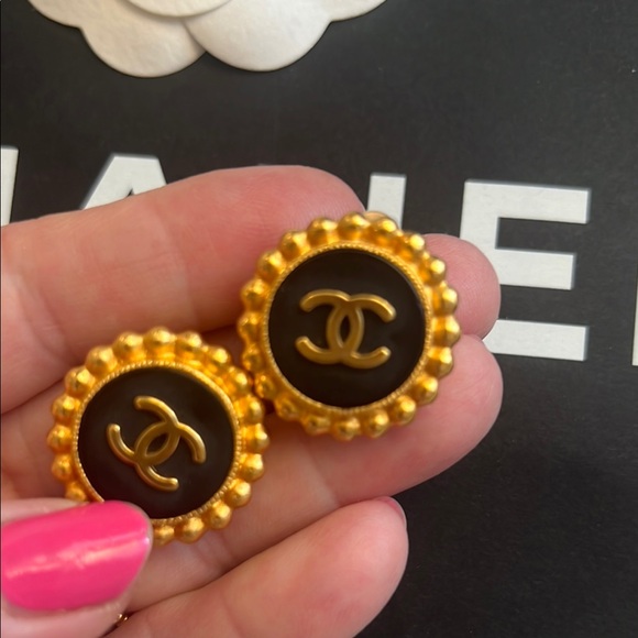 CHANEL Black and Gold Interlocking CC earrings Clip ons - Picture 14 of 16
